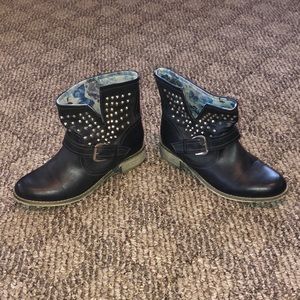 women’s black boots